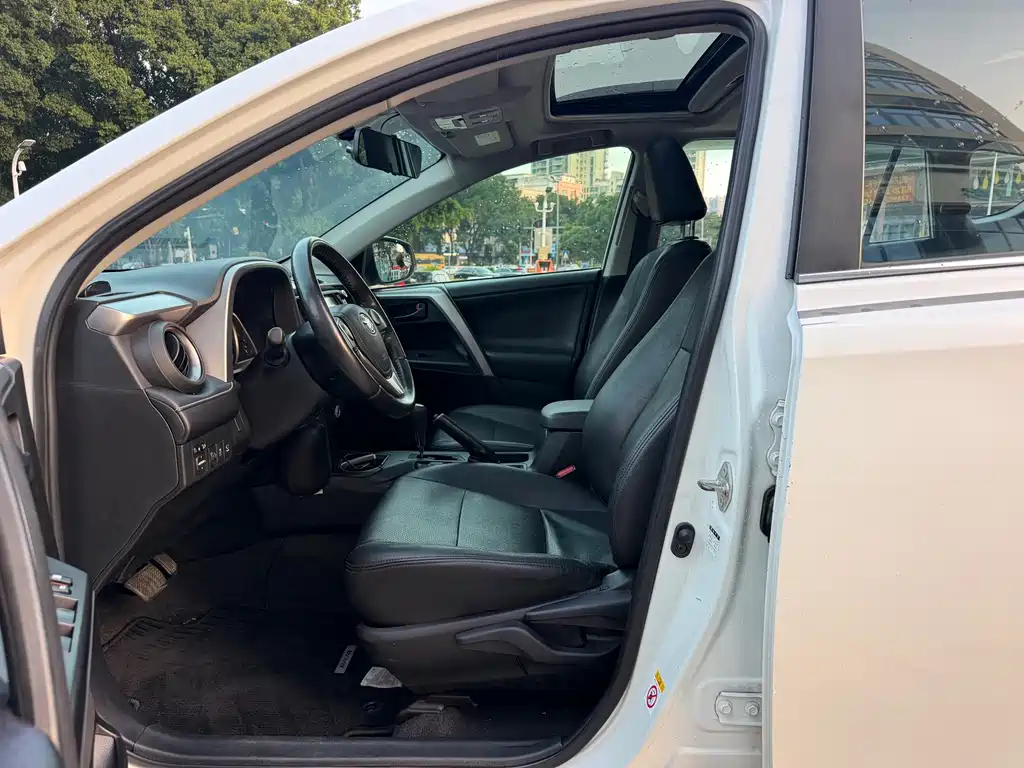 Toyota RAV4 — фото 8