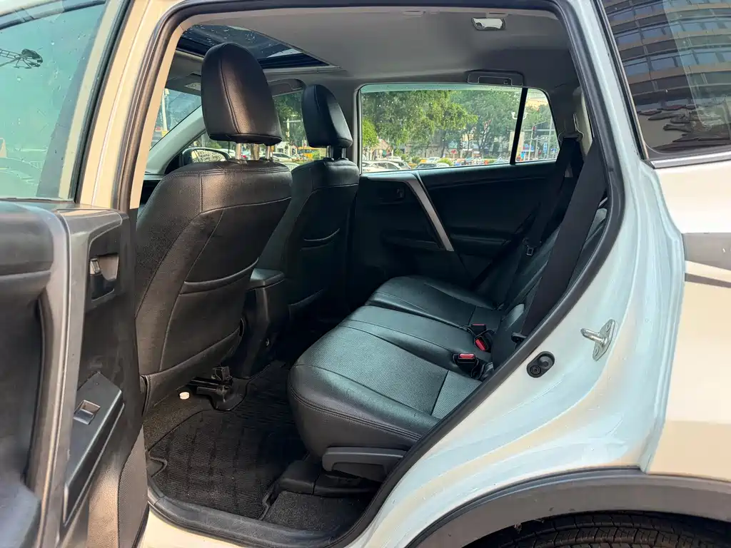 Toyota RAV4 — фото 9