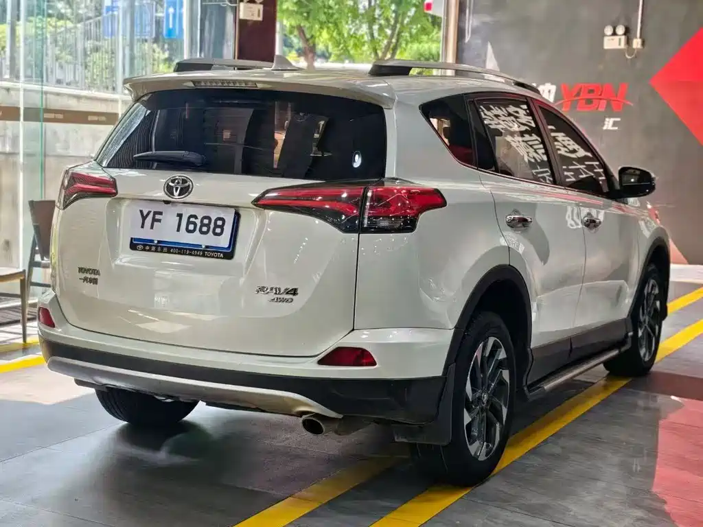 Toyota RAV4 — фото 8