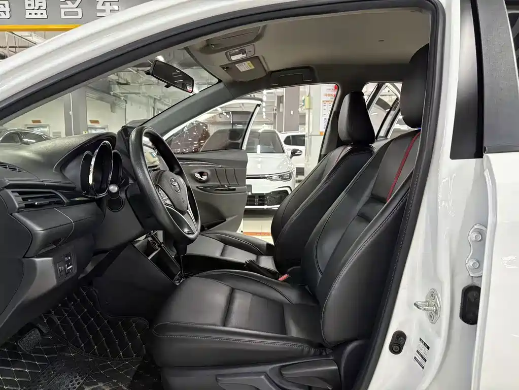 Toyota Yaris L — фото 2