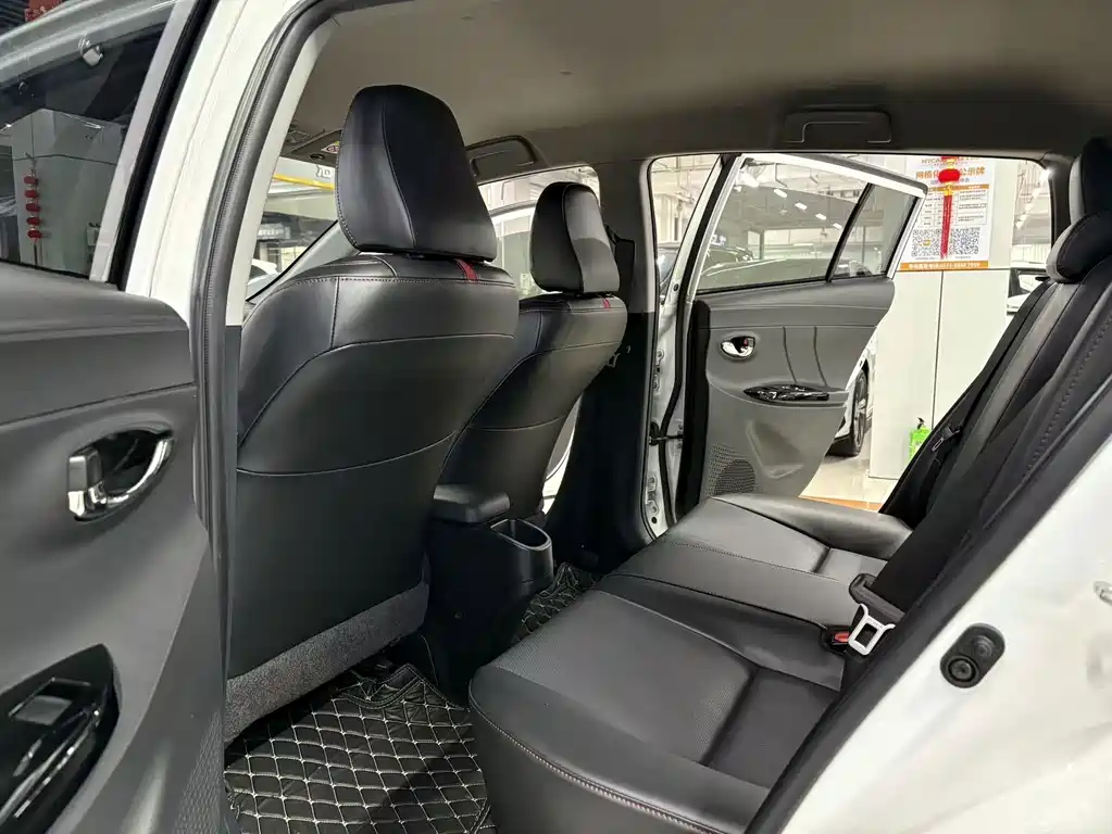 Toyota Yaris L — фото 3