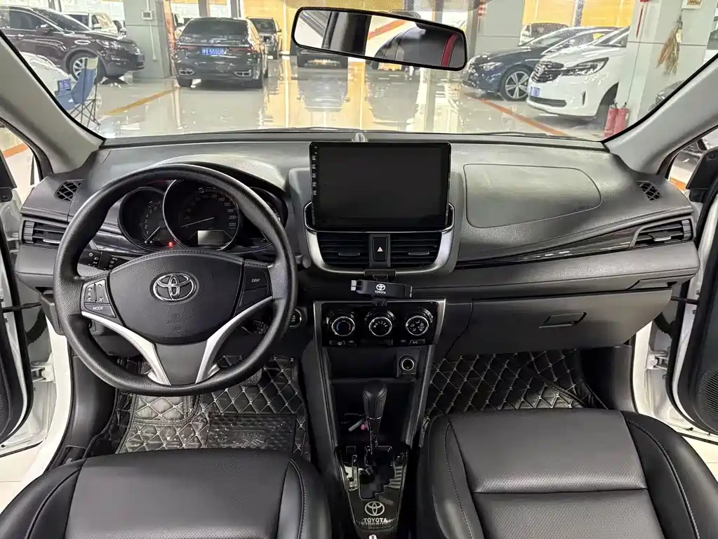 Toyota Yaris L — фото 4