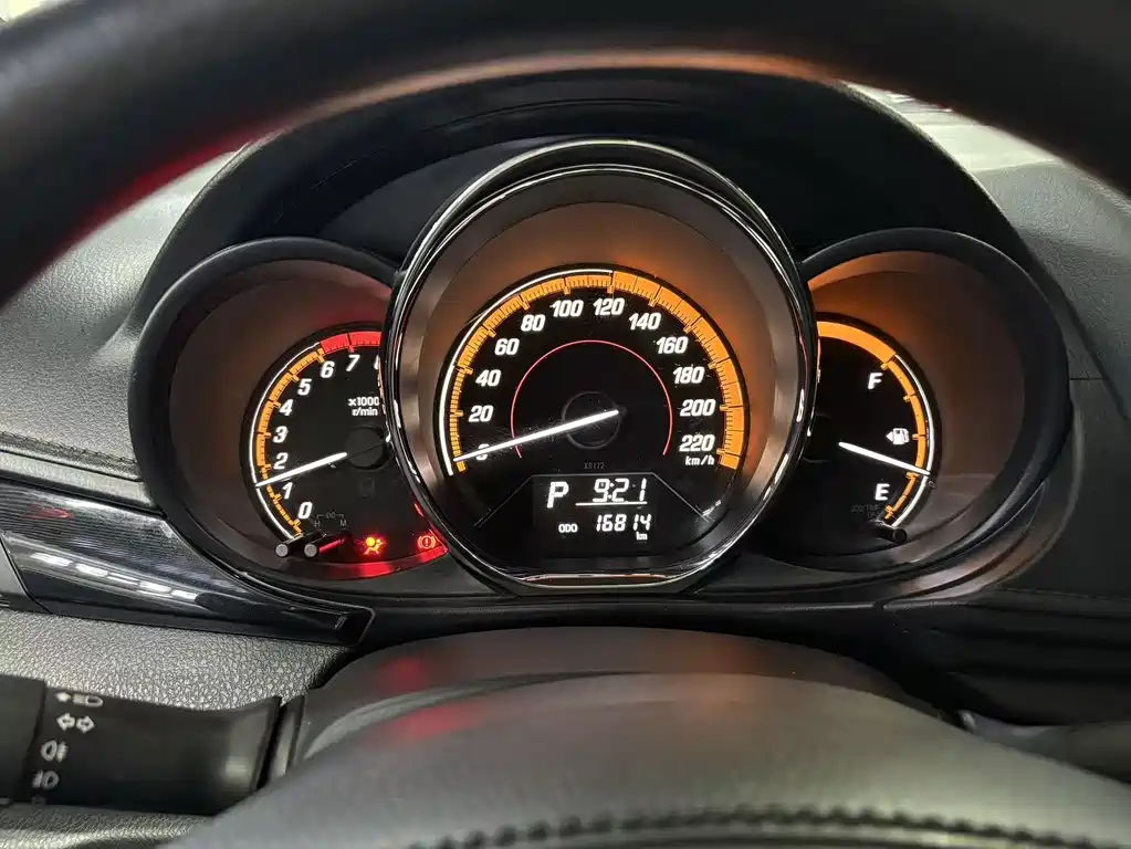 Toyota Yaris L — фото 6