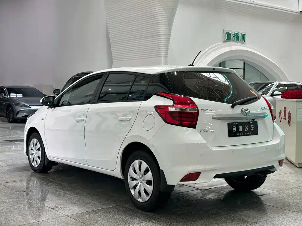 Toyota Yaris L — фото 4
