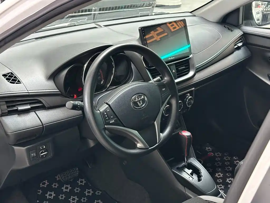 Toyota Yaris L — фото 7