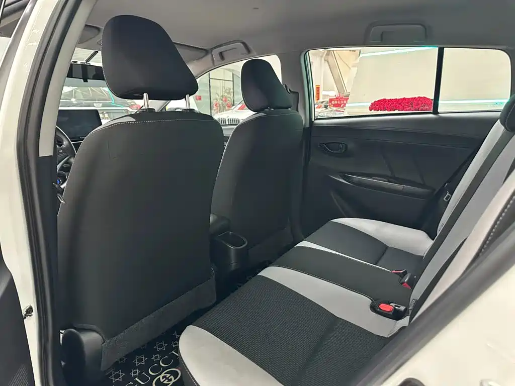 Toyota Yaris L — фото 8