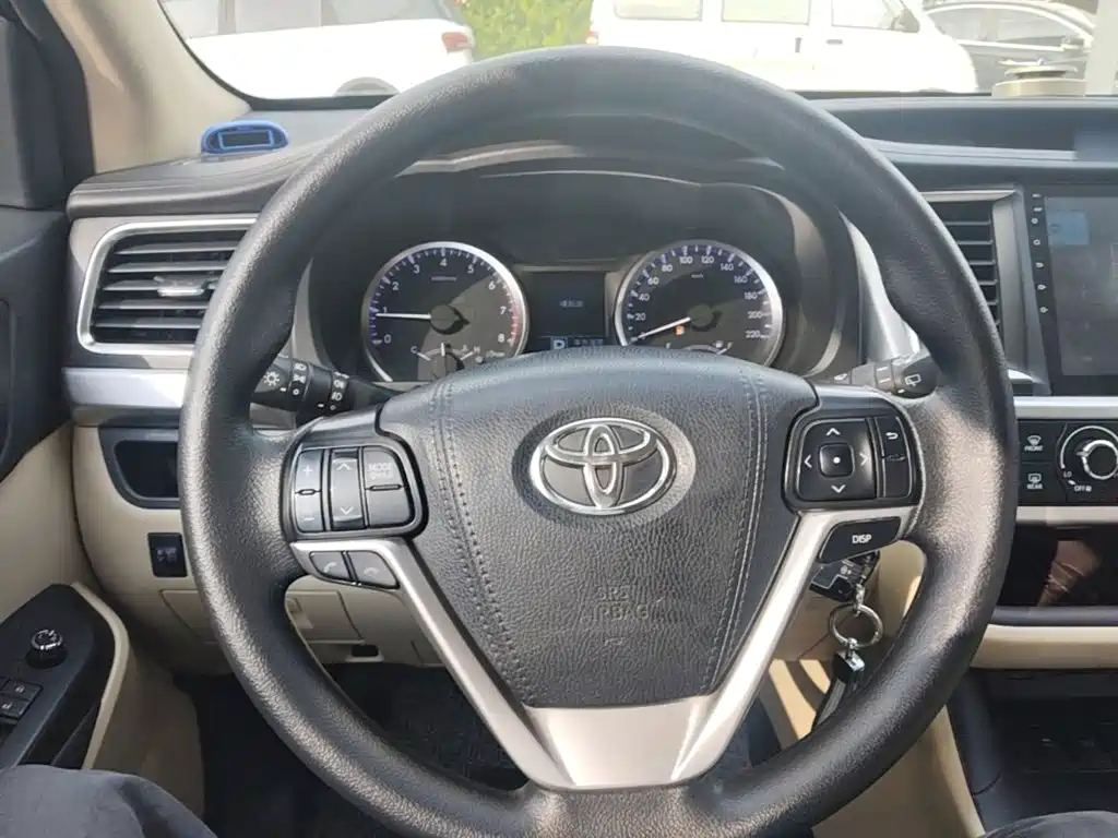 Toyota Highlander — фото 10
