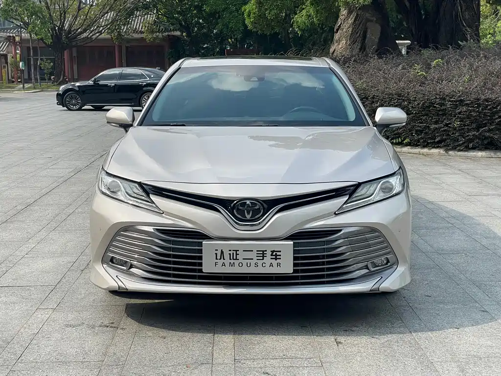 Toyota Camry — фото 2