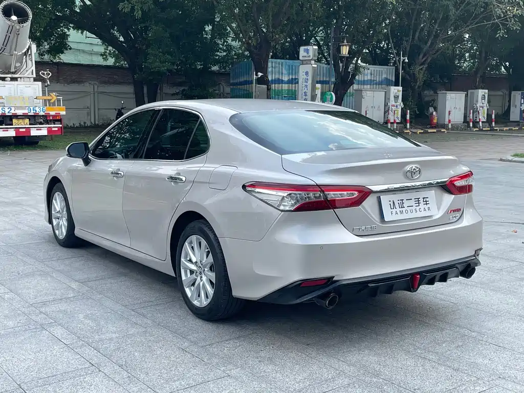 Toyota Camry — фото 5