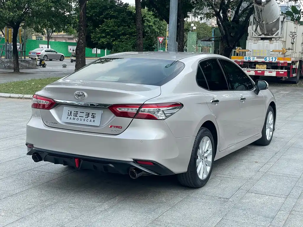 Toyota Camry — фото 6