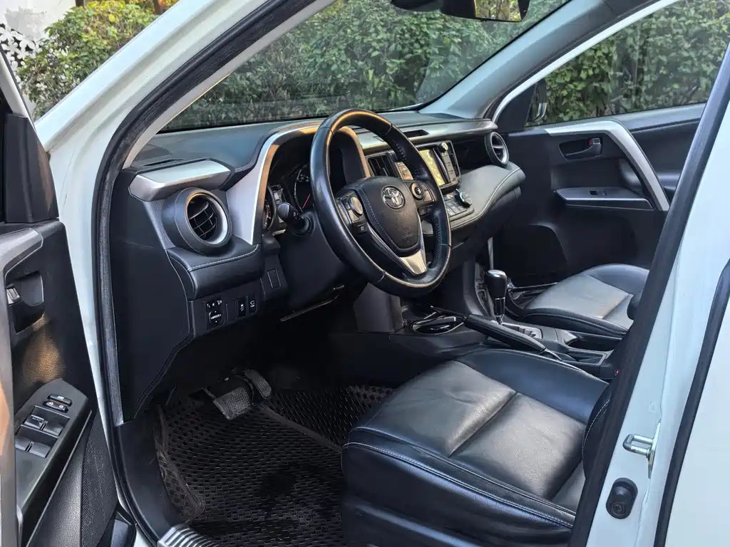 Toyota RAV4 — фото 4