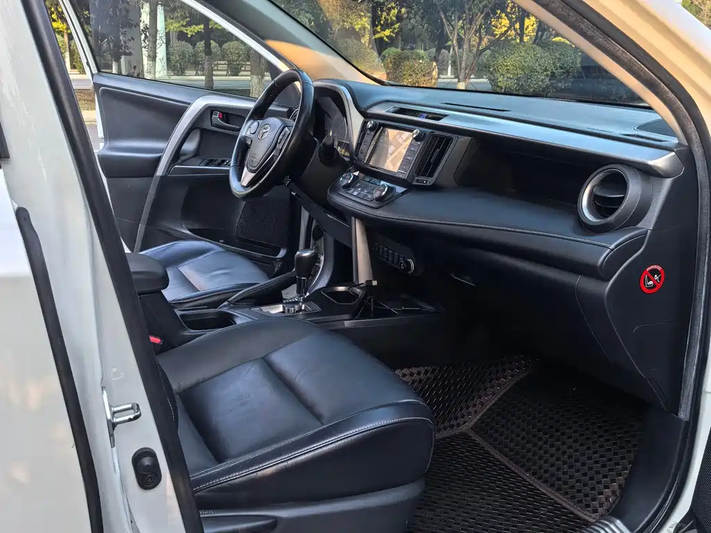 Toyota RAV4 — фото 7