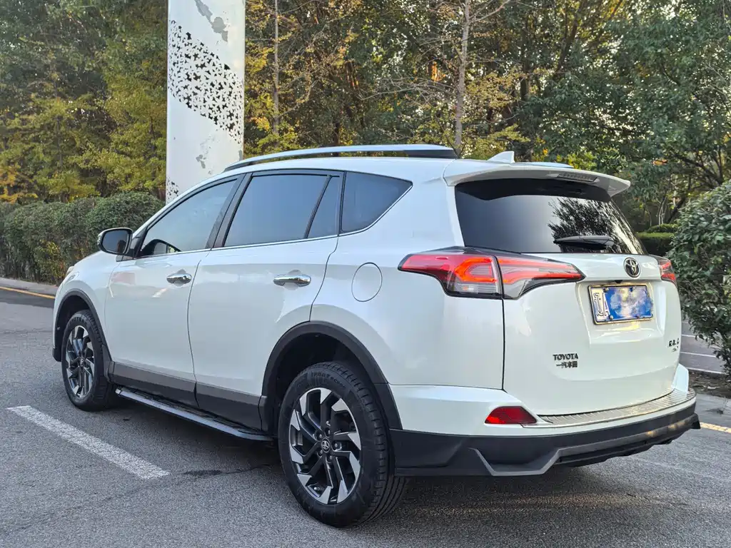 Toyota RAV4 — фото 9