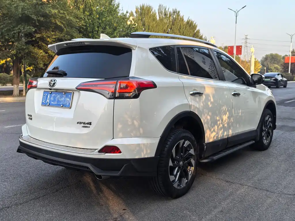 Toyota RAV4 — фото 10