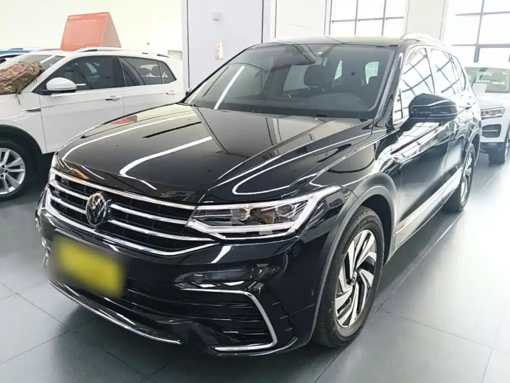 Volkswagen Tiguan L — фото 1