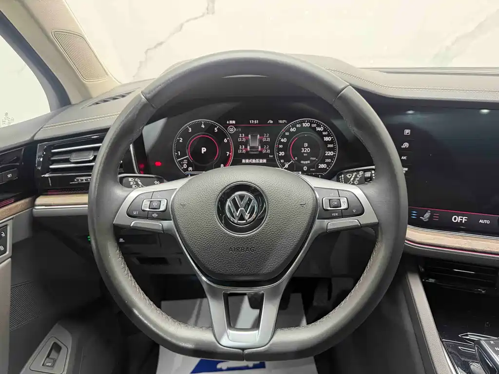 Volkswagen Touareg — фото 15