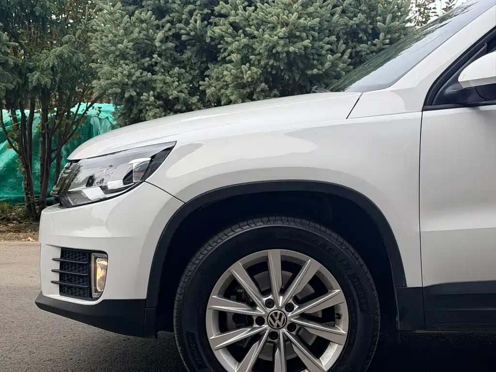 Volkswagen Tiguan — фото 8