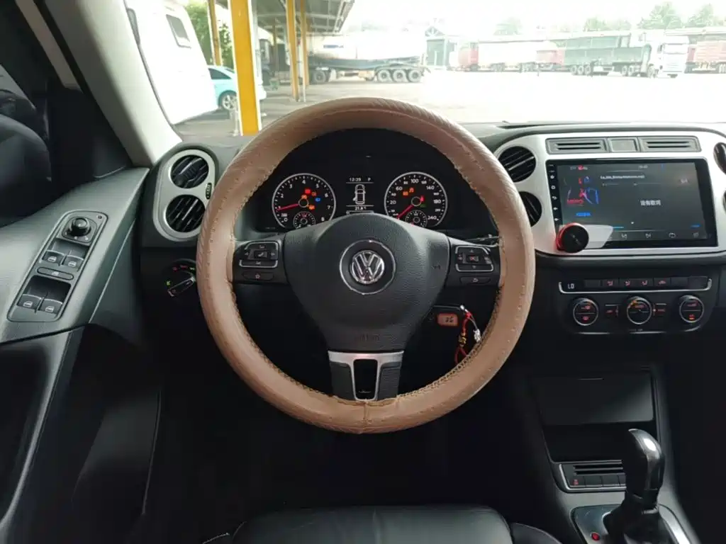 Volkswagen Tiguan — фото 6