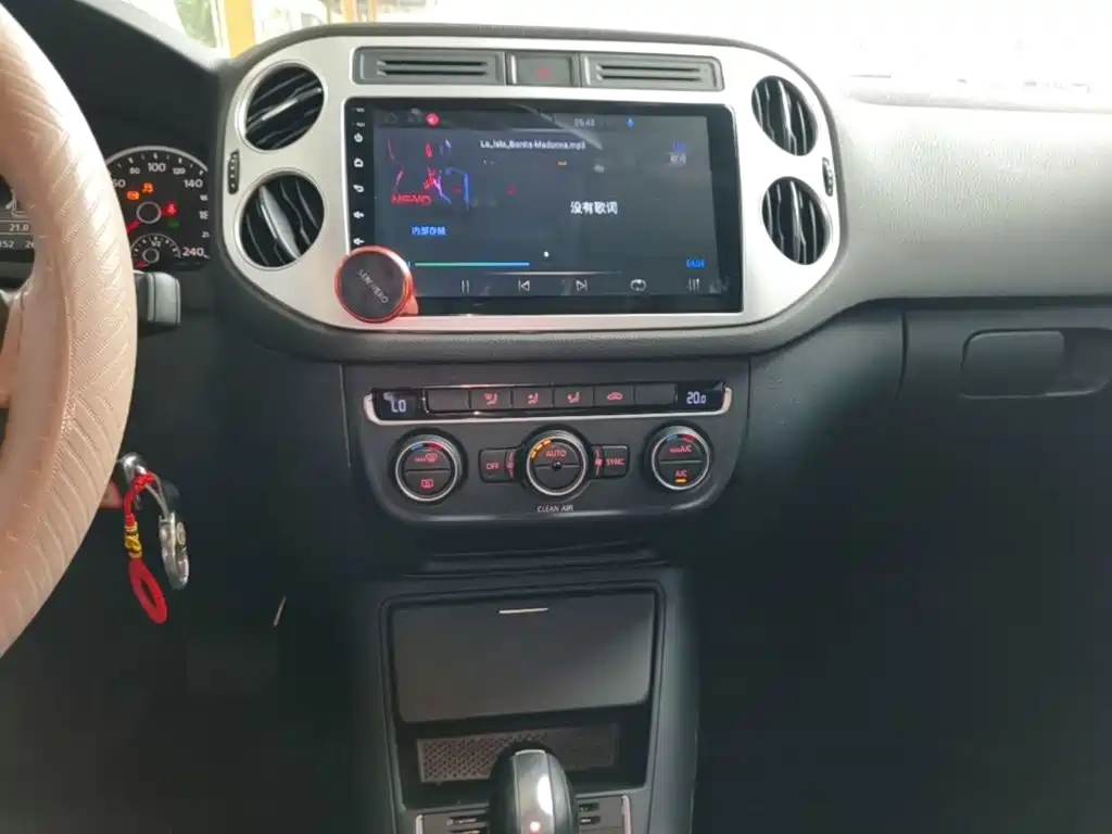 Volkswagen Tiguan — фото 8