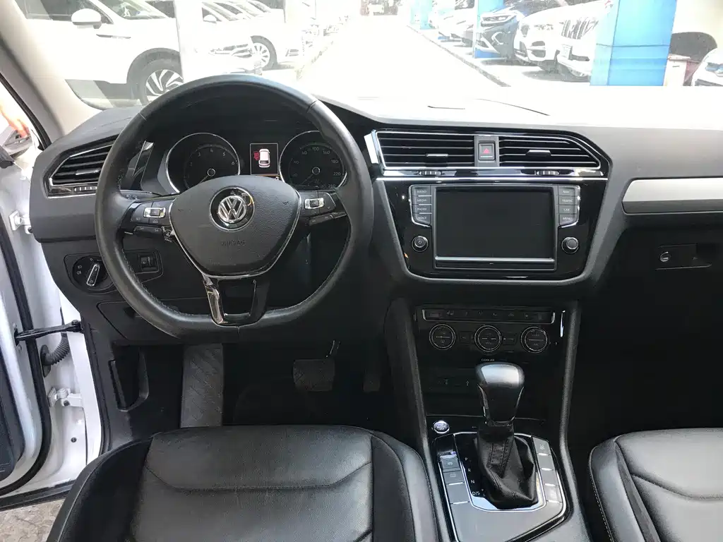Volkswagen Tiguan L — фото 9
