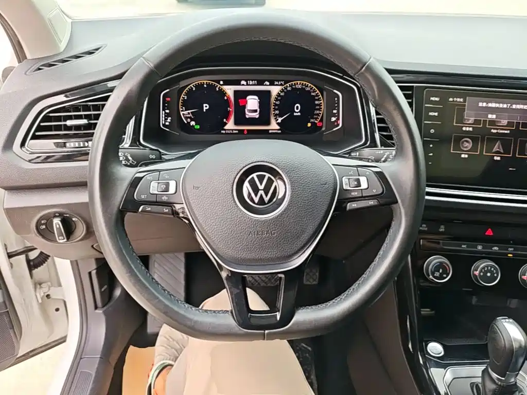 Volkswagen T-Roc — фото 10