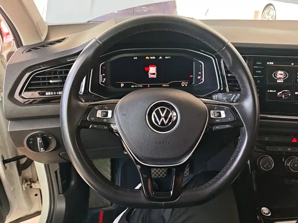 Volkswagen T-Roc — фото 10