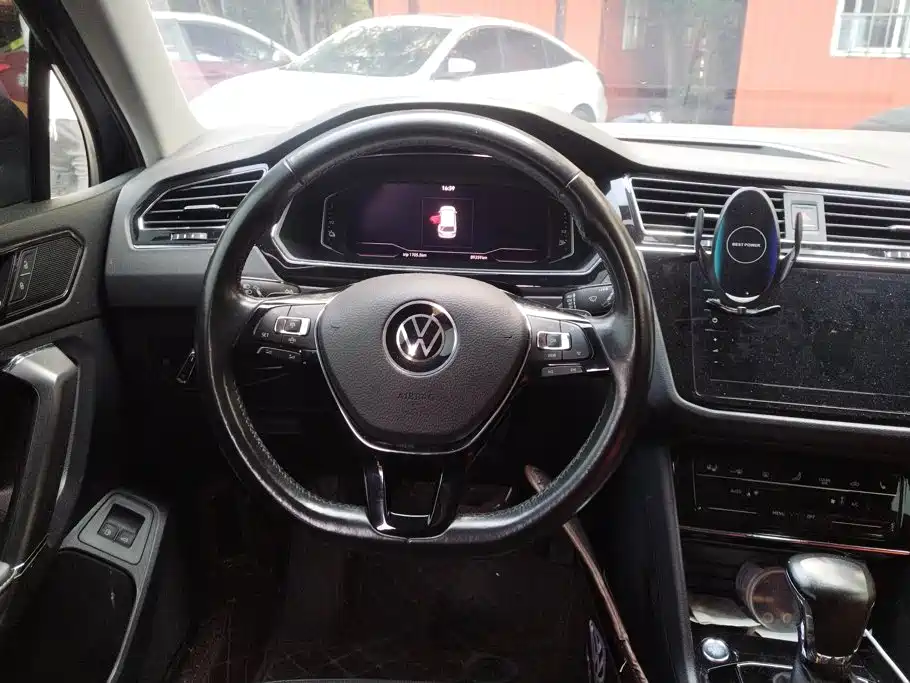 Volkswagen Tiguan L PHEV — фото 15