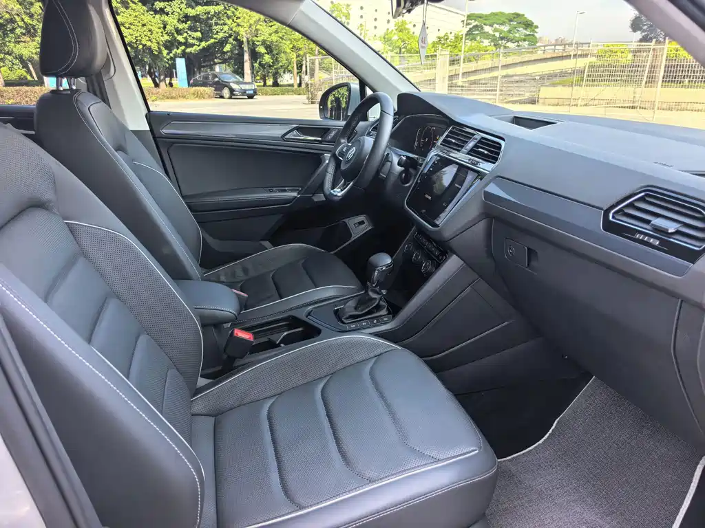 Volkswagen Tiguan L — фото 11