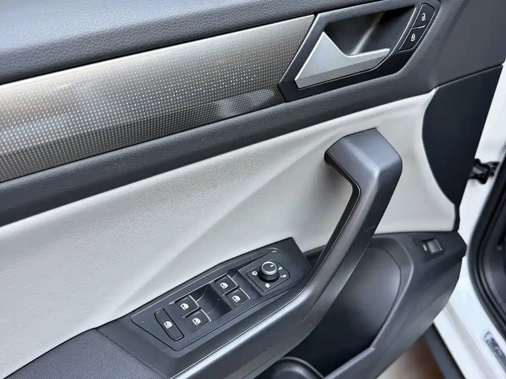 Volkswagen T-Roc — фото 10