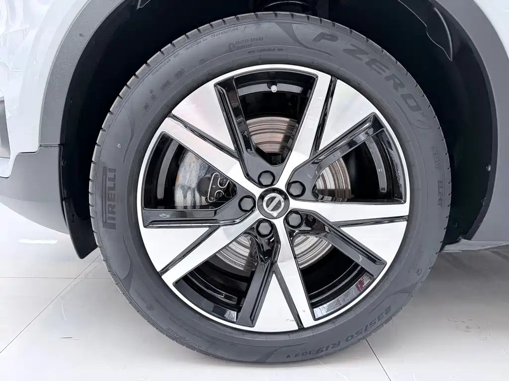 Volvo XC40 NEV — фото 9