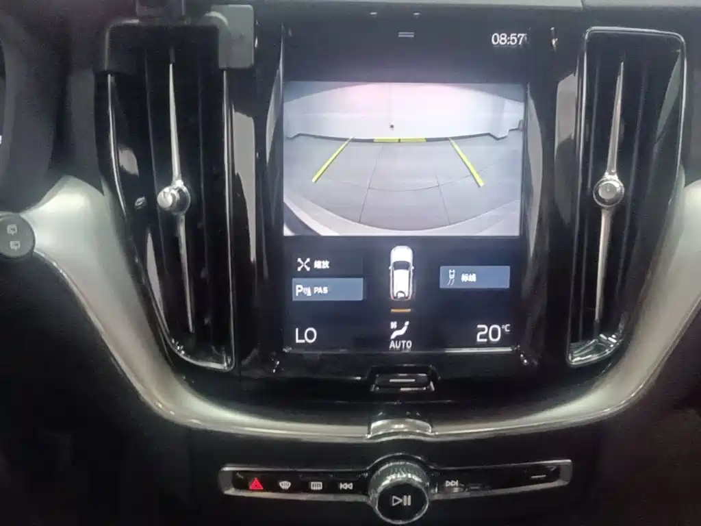 Volvo XC60 — фото 13