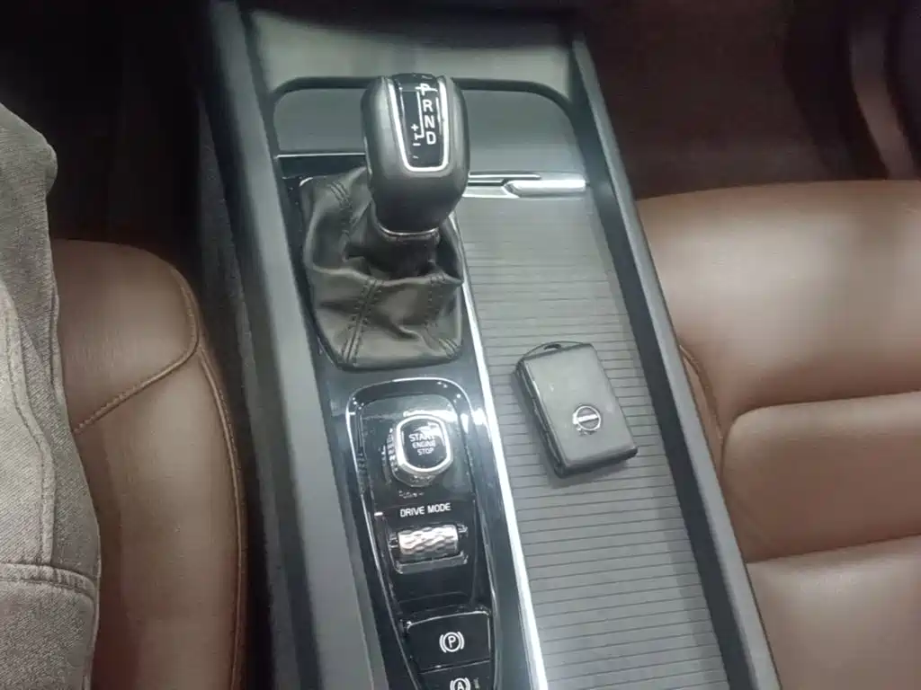 Volvo XC60 — фото 14