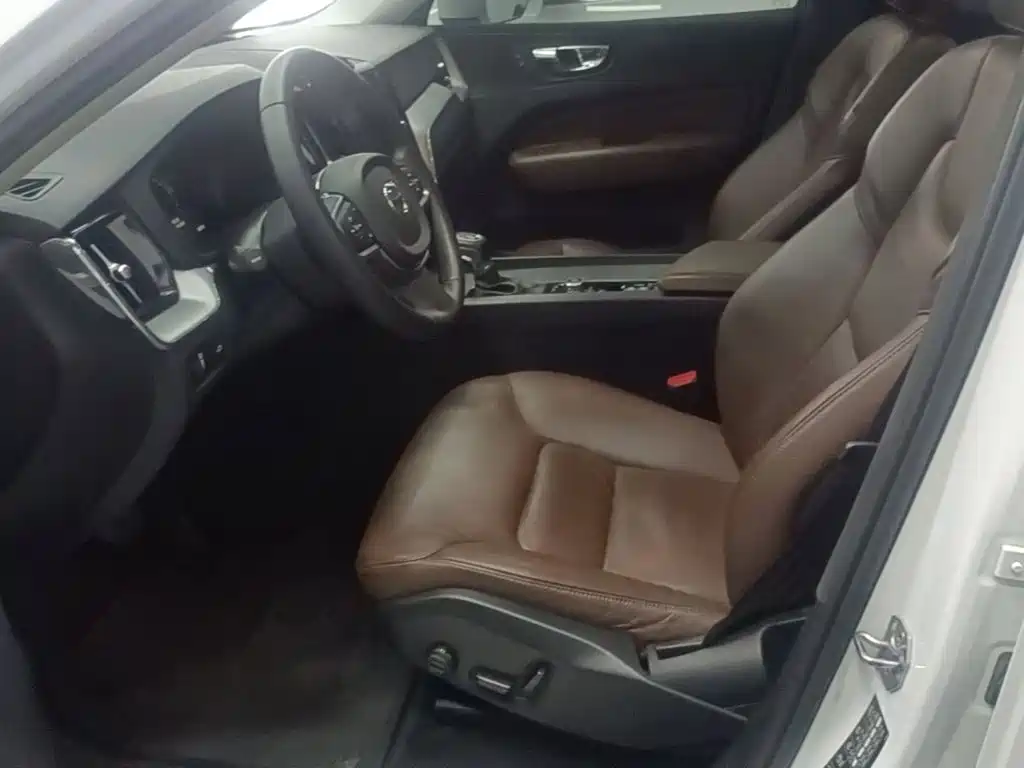 Volvo XC60 — фото 15