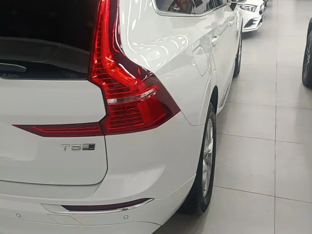 Volvo XC60 — фото 8