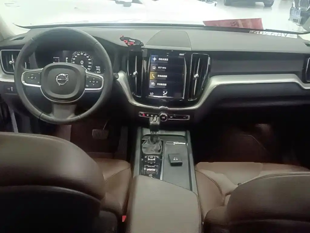 Volvo XC60 — фото 10