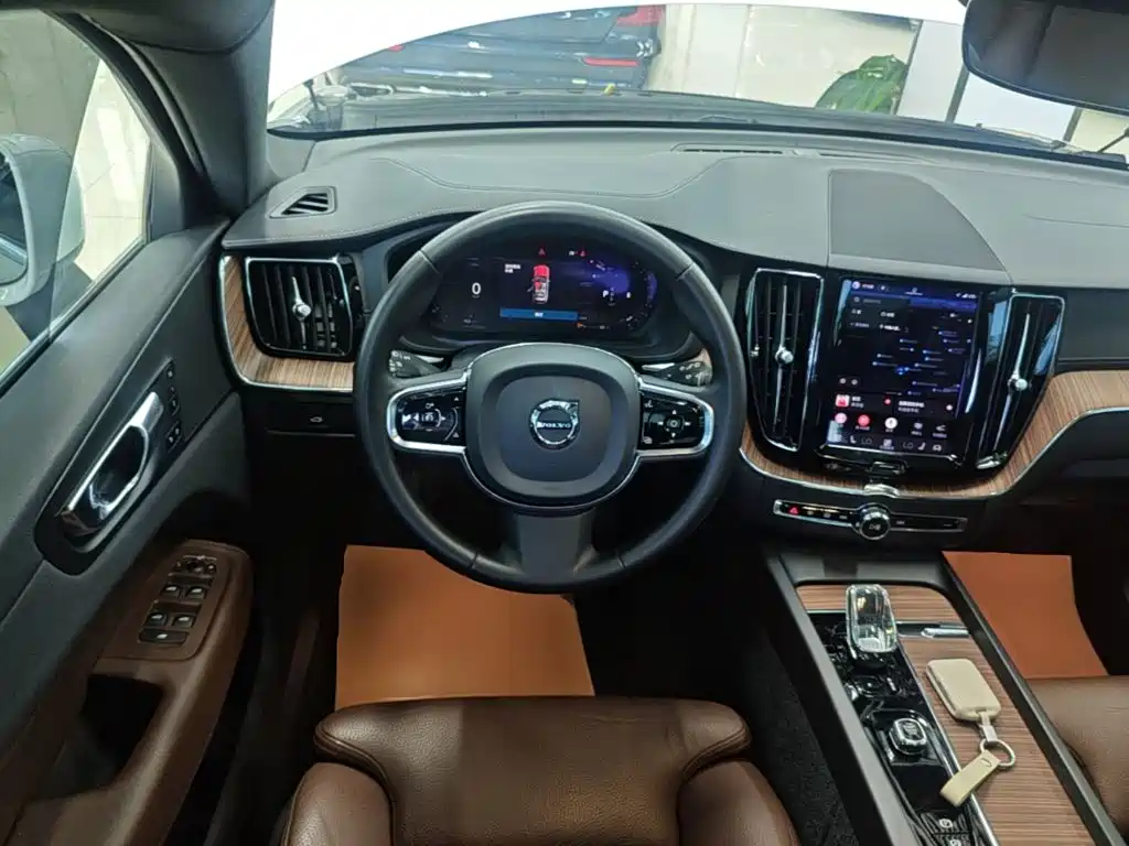 Volvo XC60 — фото 11