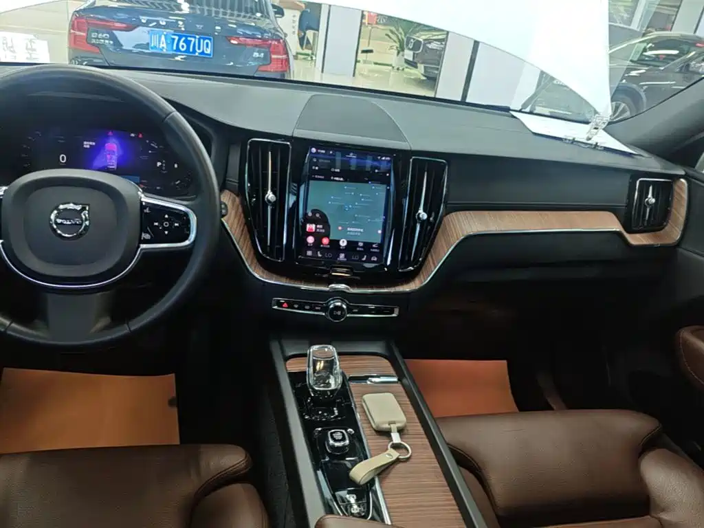 Volvo XC60 — фото 13