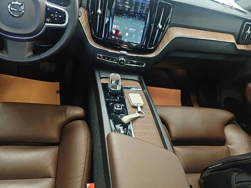 Volvo XC60 — фото 14