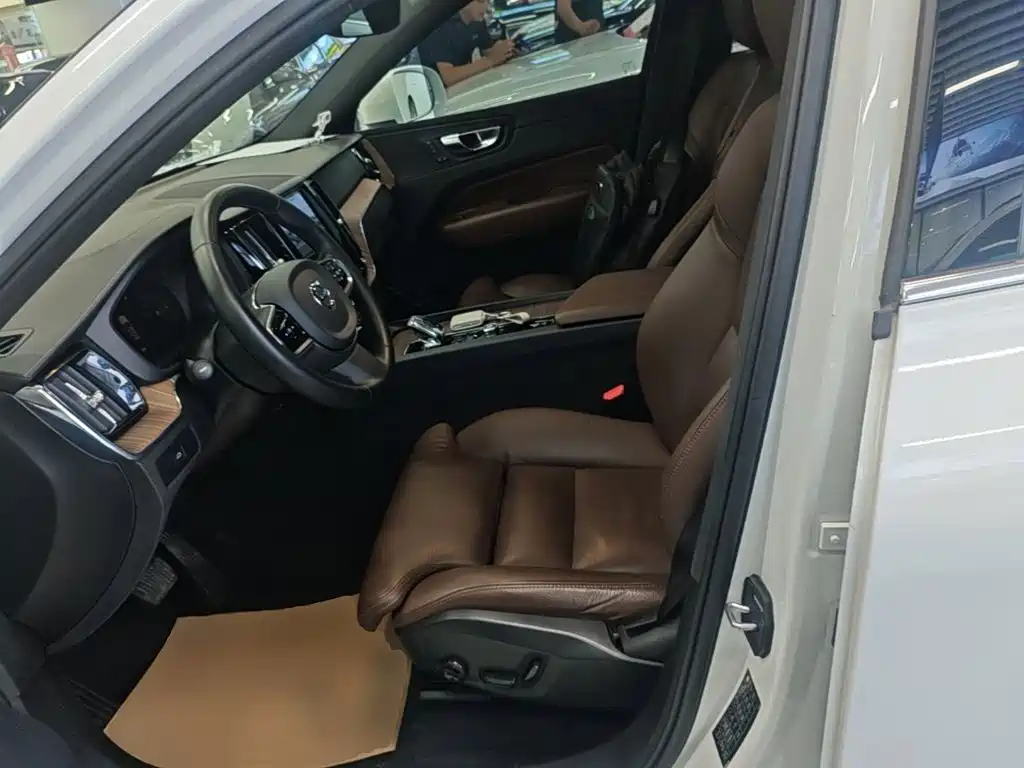 Volvo XC60 — фото 15