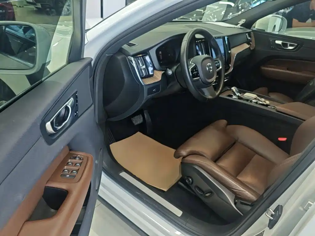 Volvo XC60 — фото 16