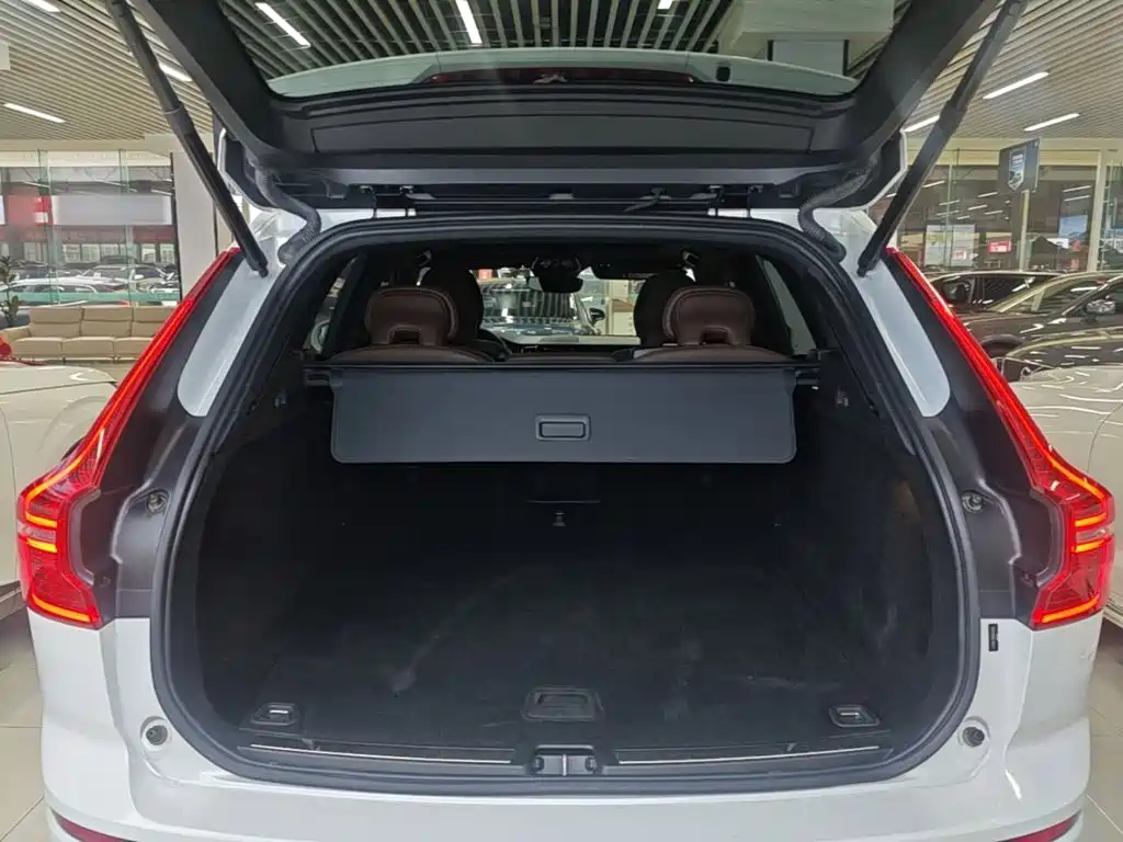 Volvo XC60 — фото 19
