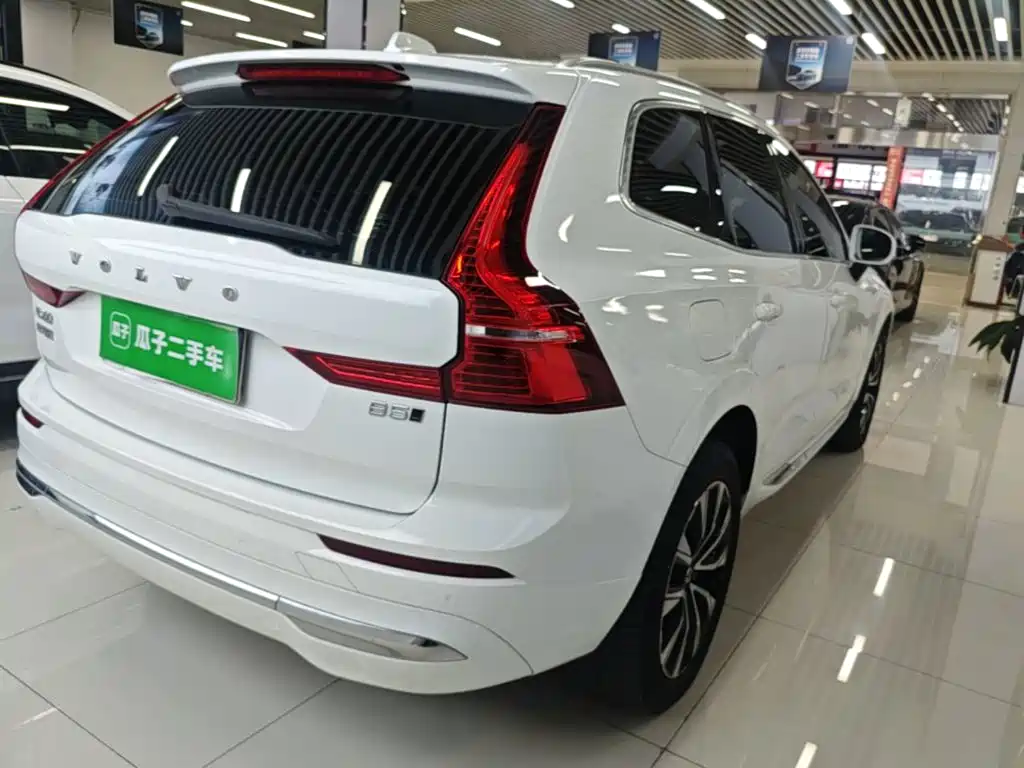 Volvo XC60 — фото 8