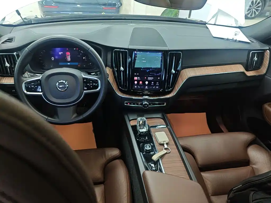 Volvo XC60 — фото 10