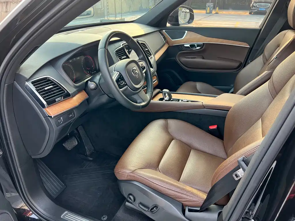 Volvo XC90 — фото 10