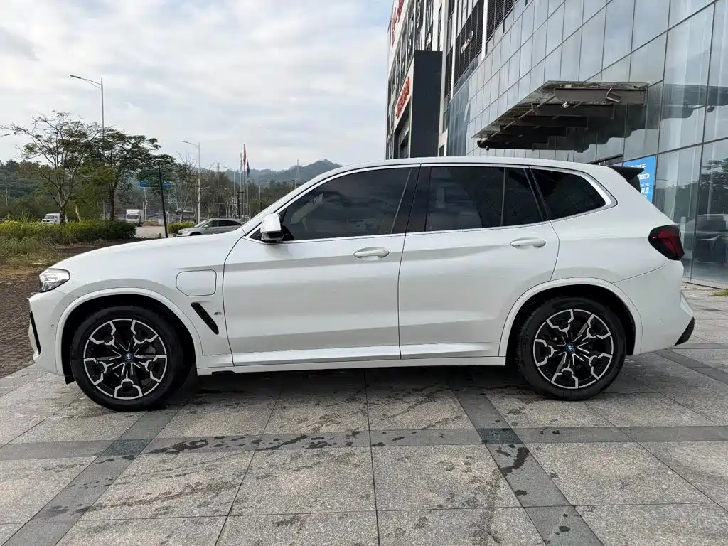 BMW iX3 — фото 3