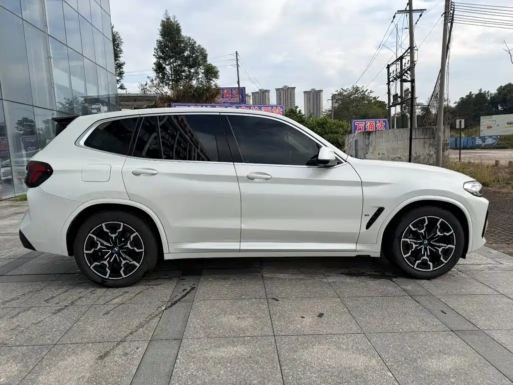 BMW iX3 — фото 8