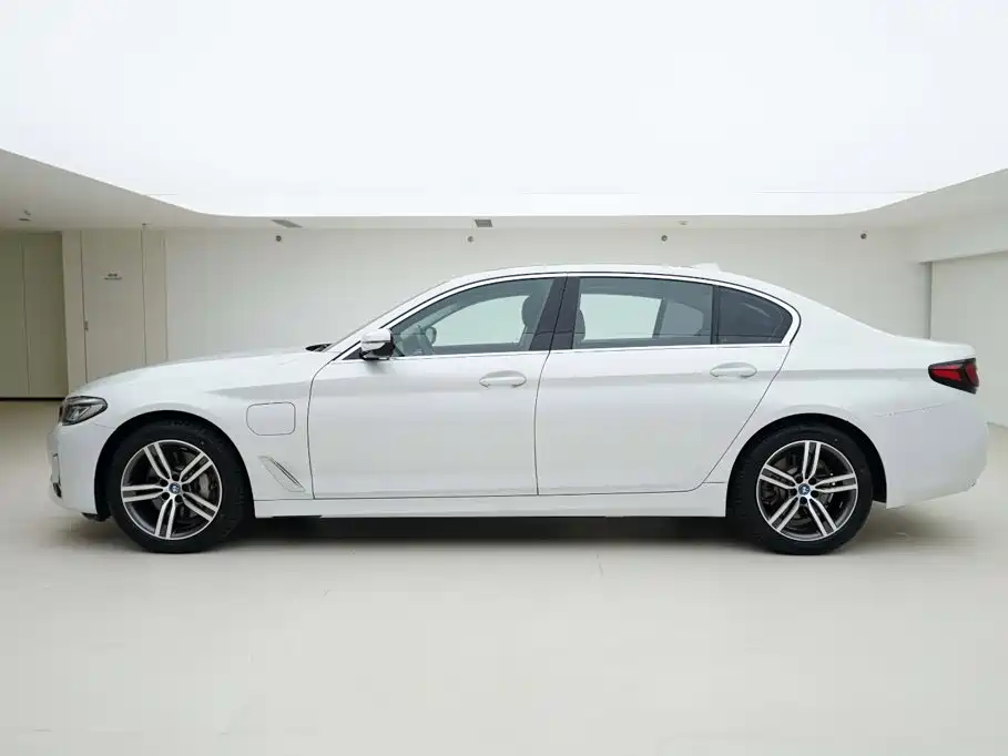 BMW 5 Series New Energy — фото 3