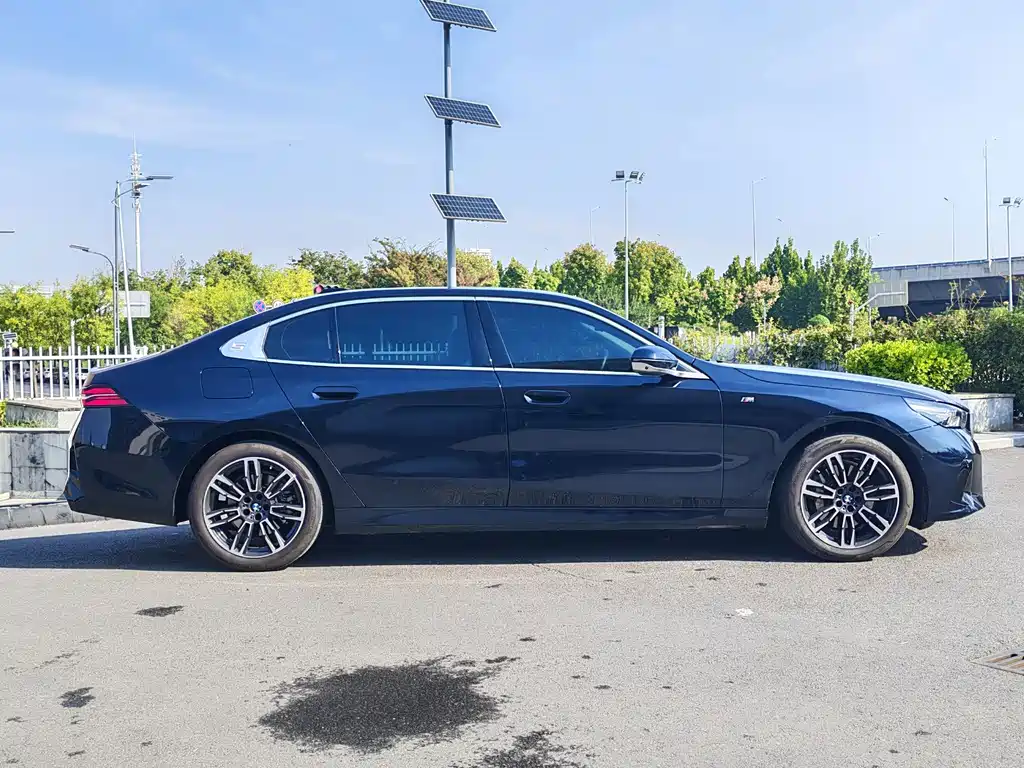 BMW 5 Series — фото 4