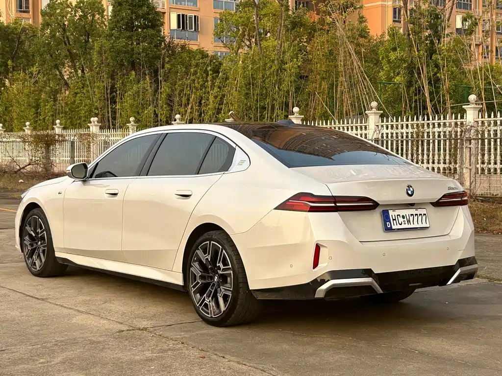 BMW 5 Series — фото 11