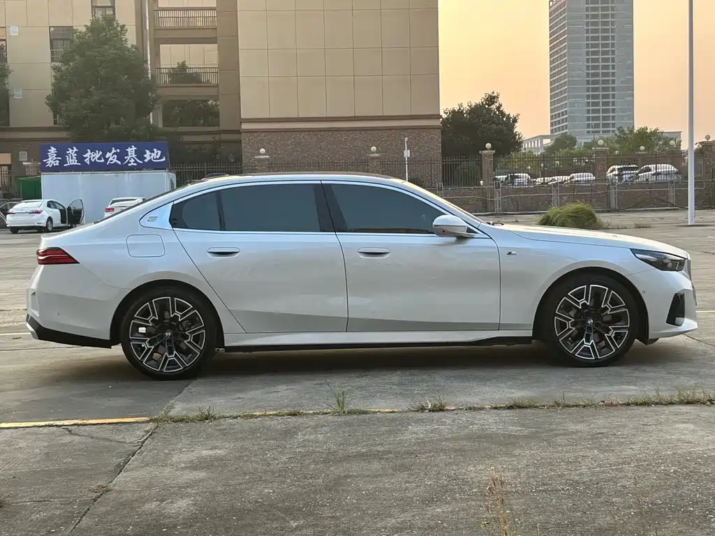 BMW 5 Series — фото 10